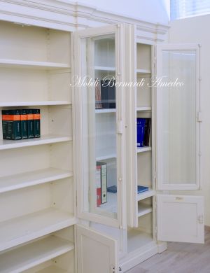 Libreria in stile classico  finitura colore bianco anticato con ante chiuse e ante a vetro da soggiorno o studio